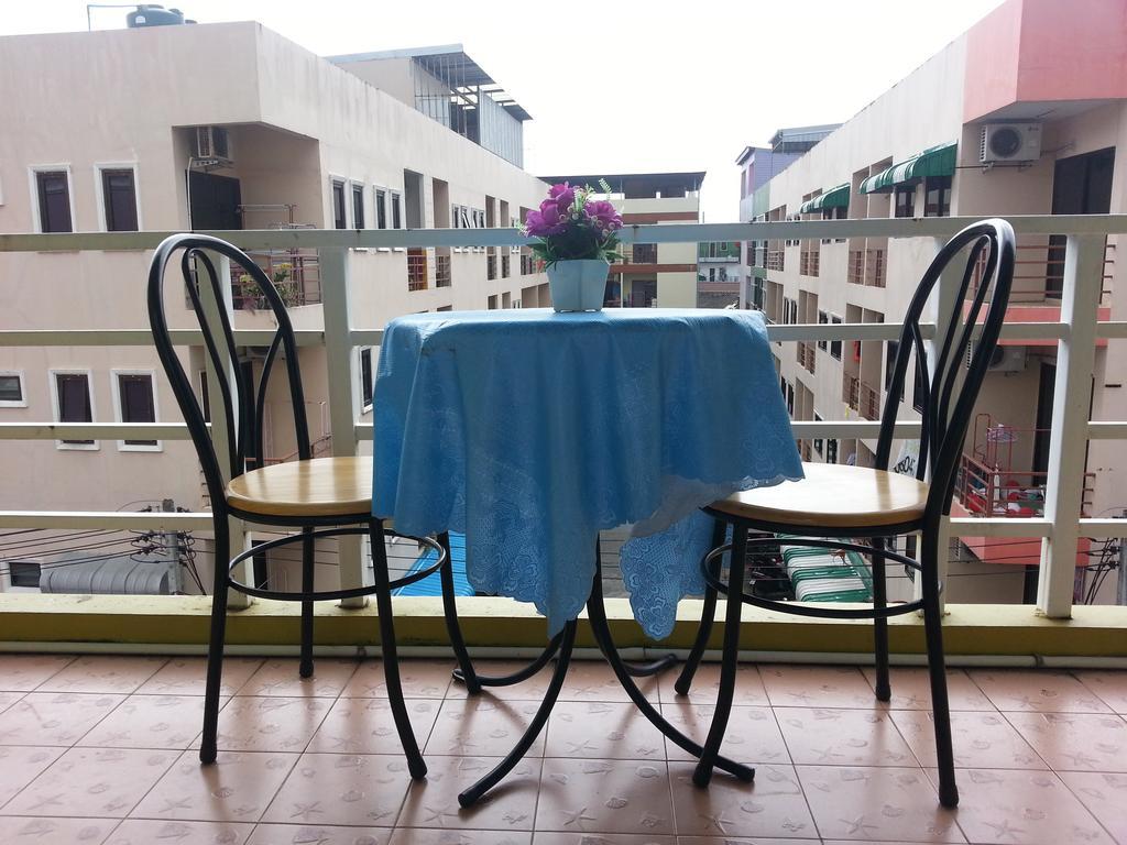 Dreams Guesthouse & Hostel Patong Exterior photo