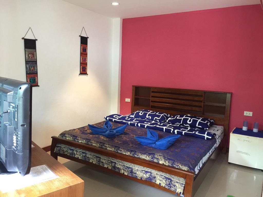 Dreams Guesthouse & Hostel Patong Exterior photo
