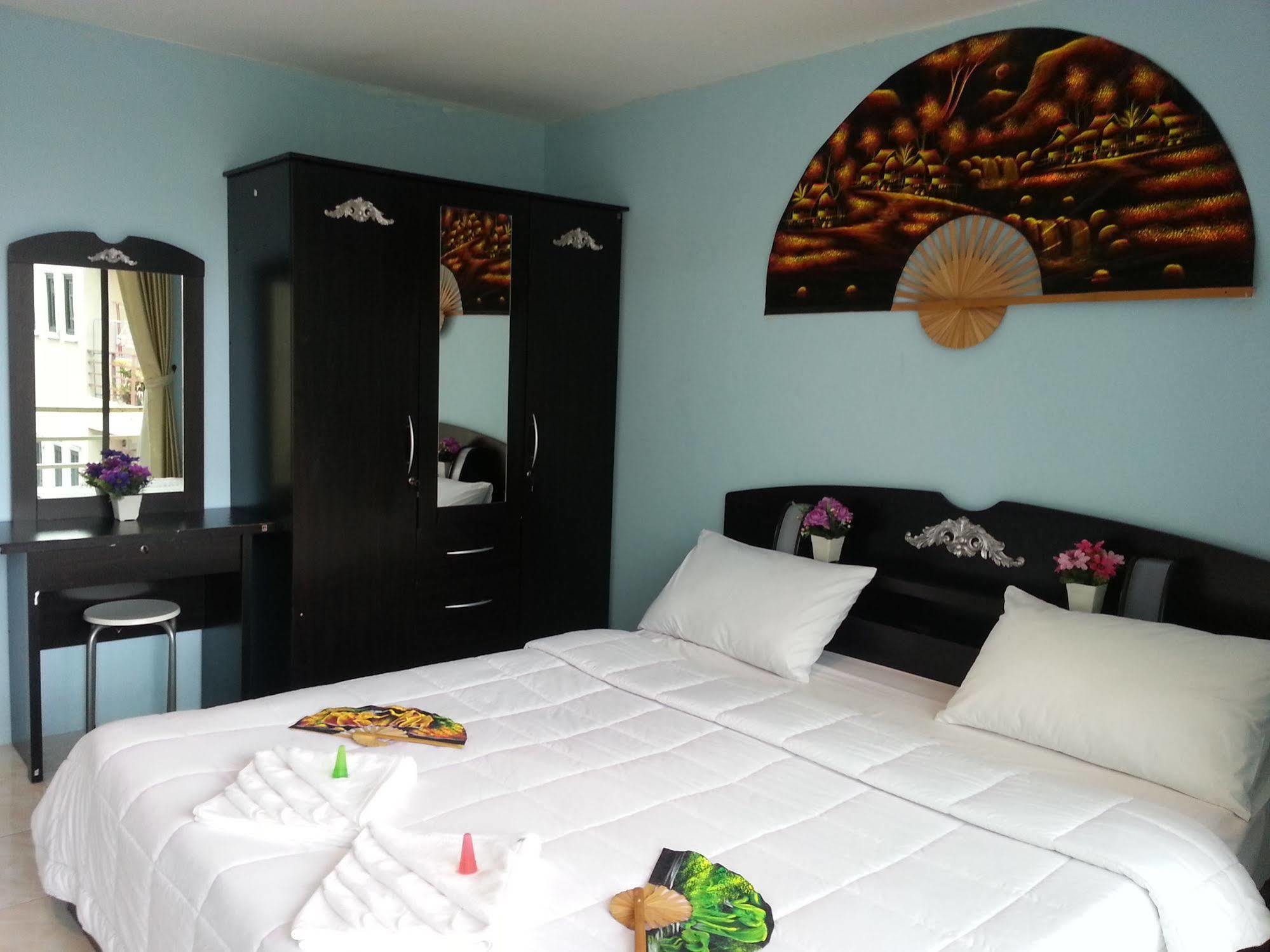 Dreams Guesthouse & Hostel Patong Exterior photo